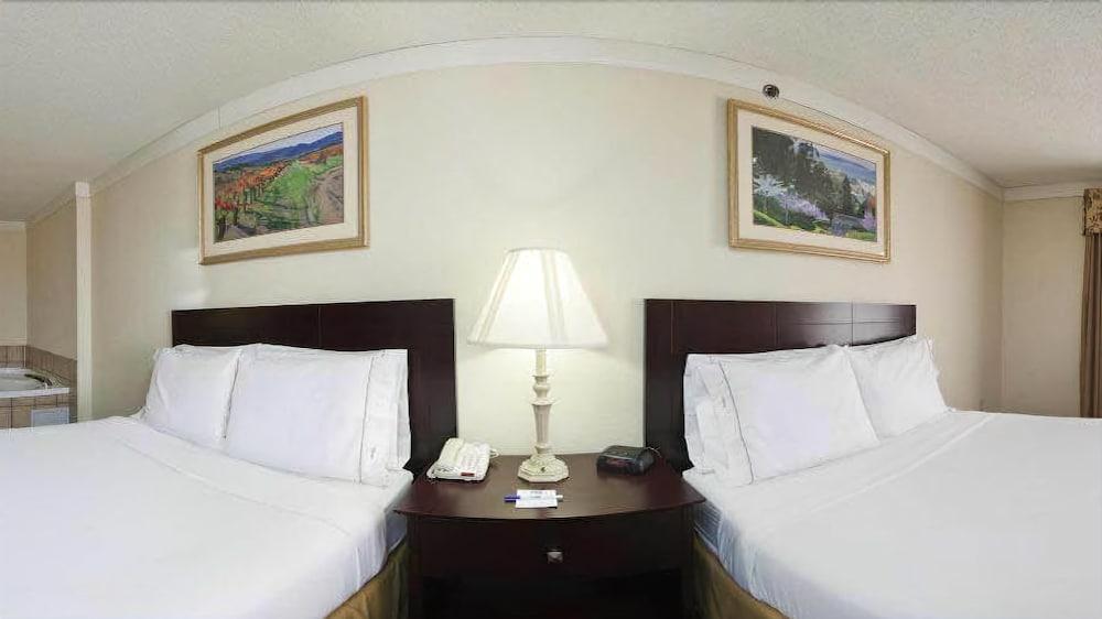 Holiday Inn Express Hotel & Suites Plainview By Ihg Exterior photo