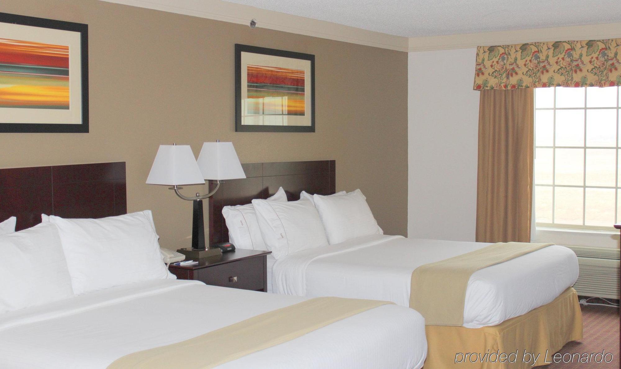 Holiday Inn Express Hotel & Suites Plainview By Ihg Exterior photo