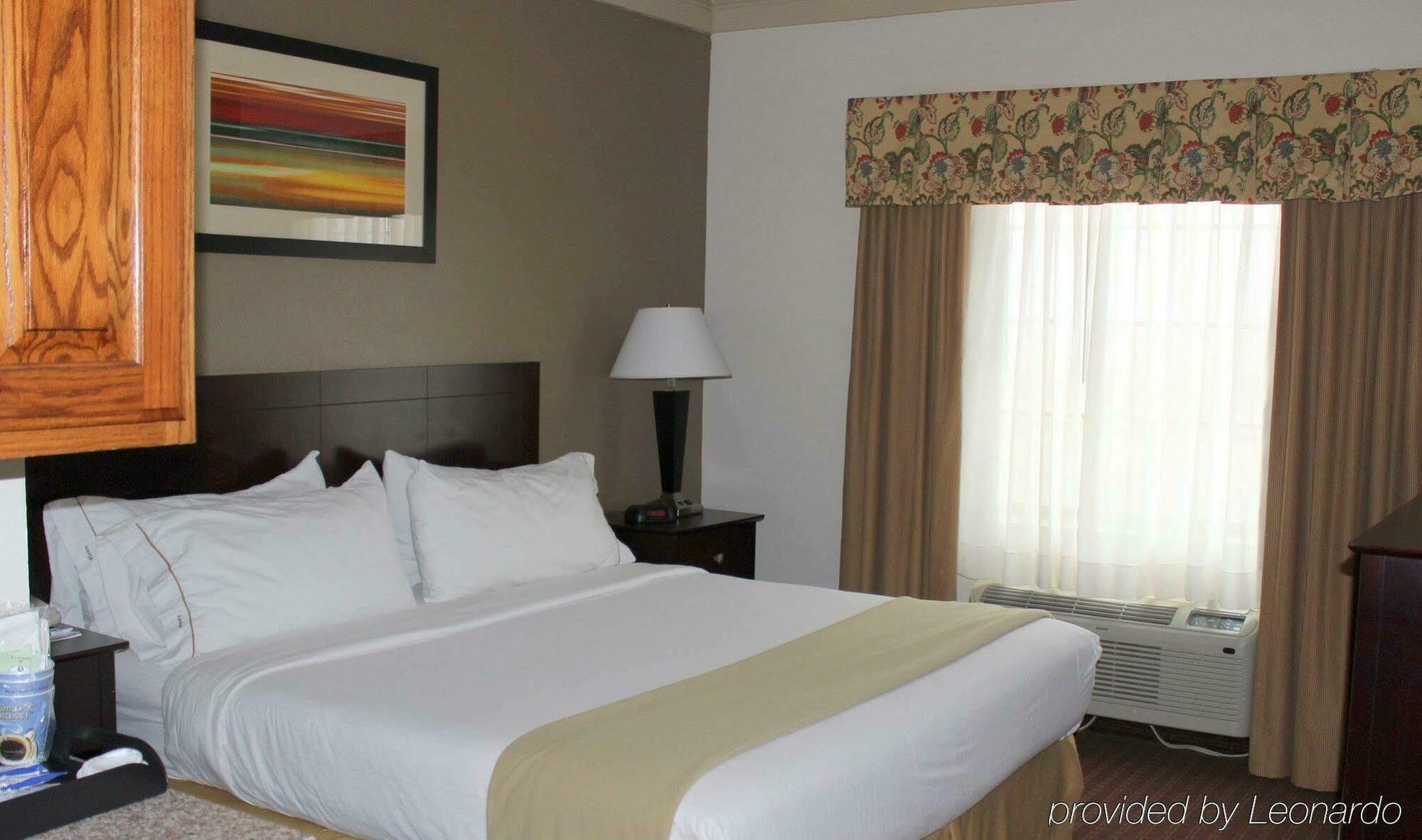 Holiday Inn Express Hotel & Suites Plainview By Ihg Exterior photo